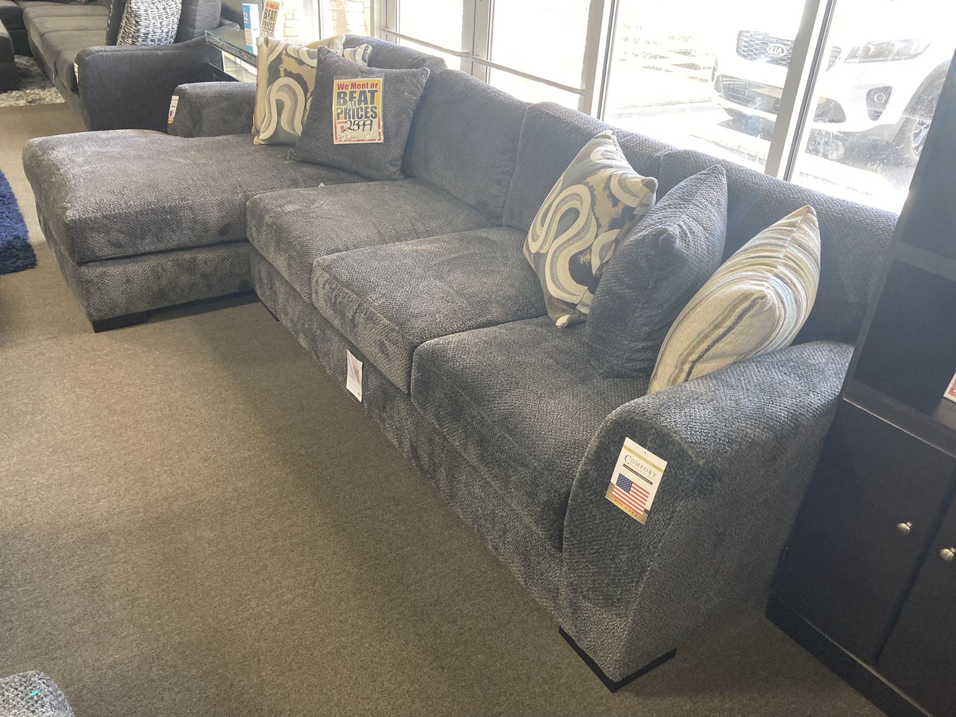 Gorgeous Sectional 🧡 Easy Financing Options 😁 Free Delivery 🚚