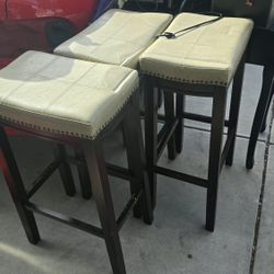 “3 Matching Bar Stools – Leather Cushion, Dark Wood – Comfortable & Stylish”
