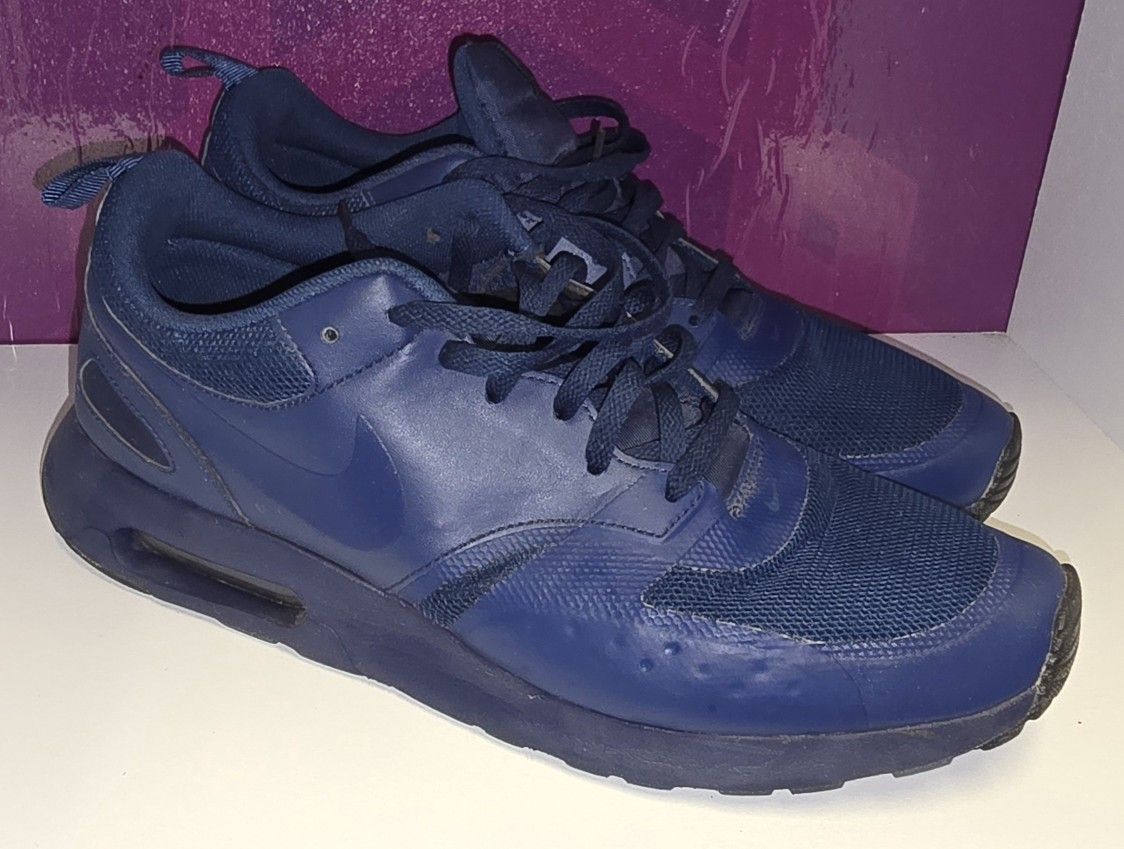 Size 10.5 Mens Nikes