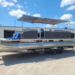 25' Pontoon Boat