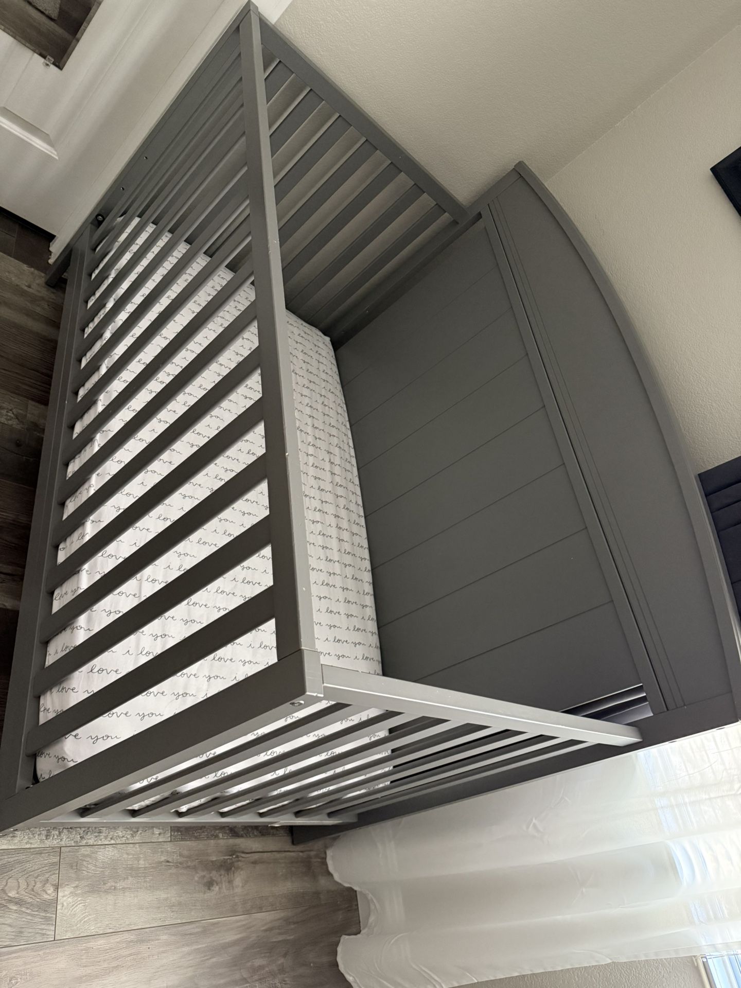 Crib with Mattress, Mattress Protector And Fitted Sheets