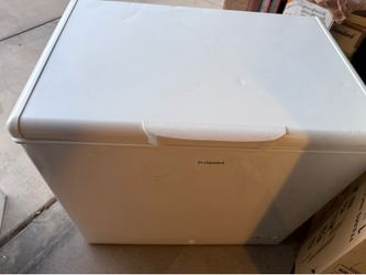 HOTPOINT 8.8 CU. FT. CHEST FREEZER