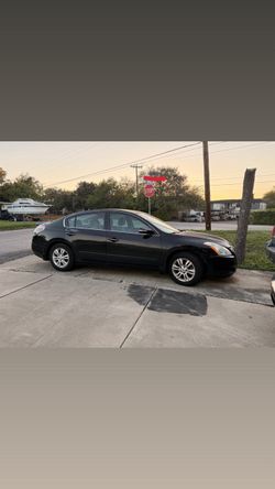 Nissan Altima Black 4-Door Sedan