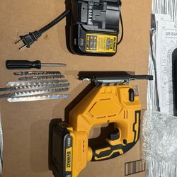 Dewalt 20v compatible jigsaw with dewalt brand batt and charger all new $120 located in n Lakeland  ( The Jigsaw is dewalt 20v compatible not dewalt b