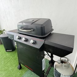 3-burner propane Gas Grill In Black Mega Master