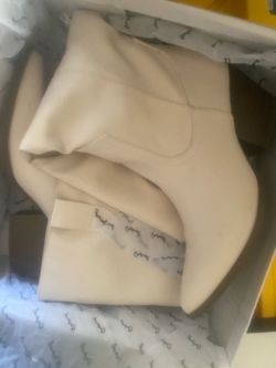 Beige knee-high boots size 8