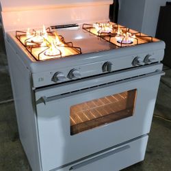 Preciosa Estufa De Gas Frigidaire Lista Para Usar Super Limpia Trabaja Muy Bien Los Cuatro Quemadores Y El Horno $150