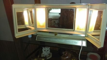 3 way Lighted Vanity mirror