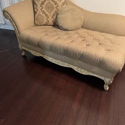 Chaise with 2 Pillows