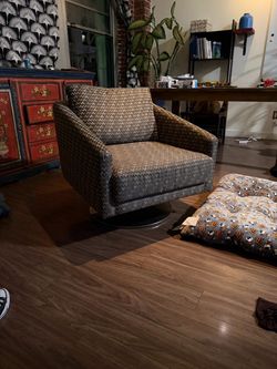 West Elm swivel chair in great condition