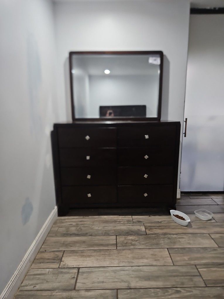Dresser With Mirror