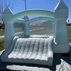 Blue bounce house 16ft