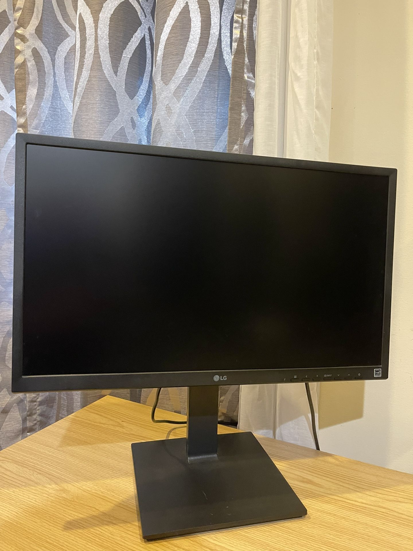 24 Inch LG Desktop Monitor Screen