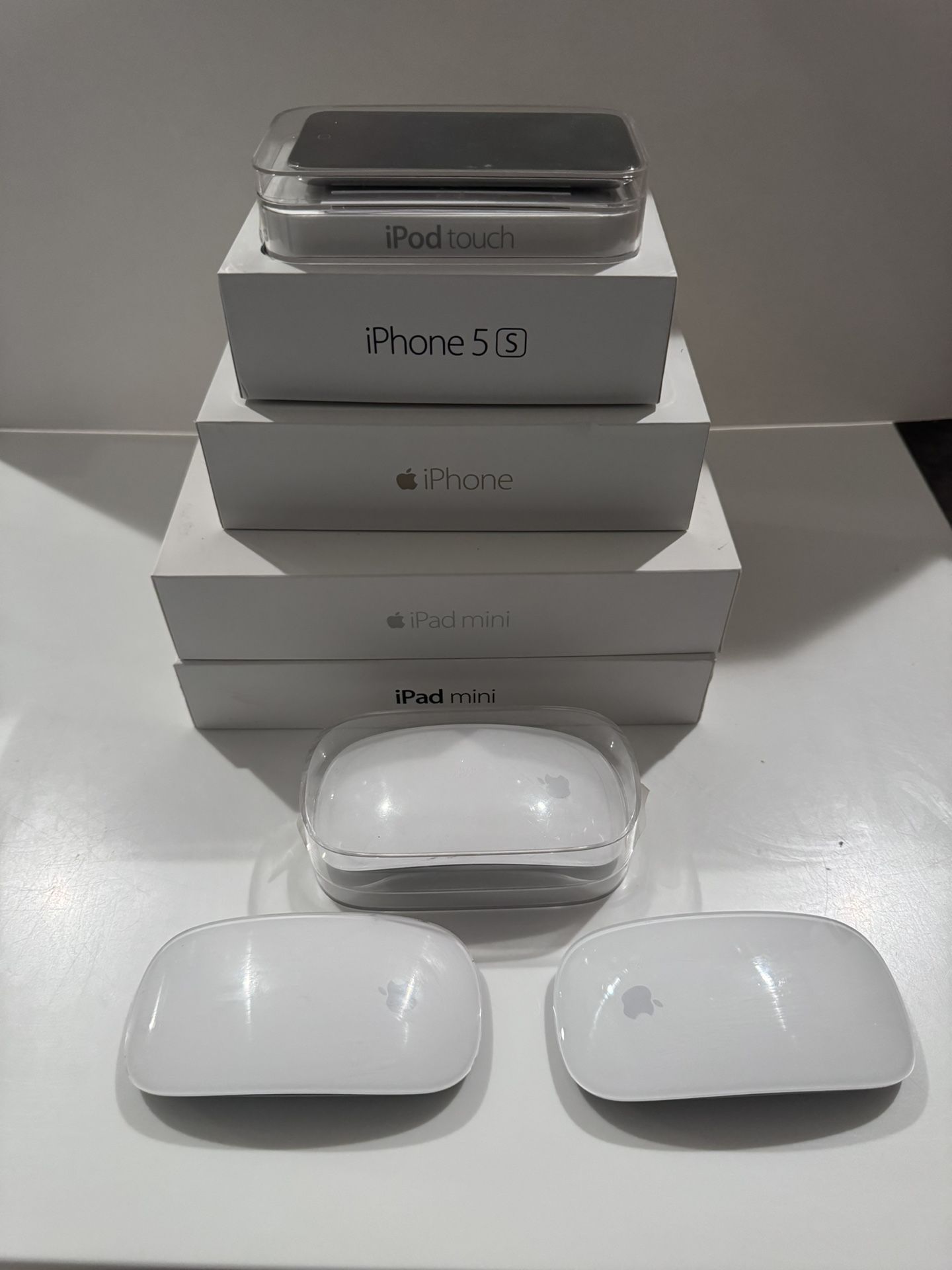 Mixed Apple Lot: 2 Ipad Mini, 2Iphones (5s & 6 Plus), Ipod Touch, 3 Magic Mouse
