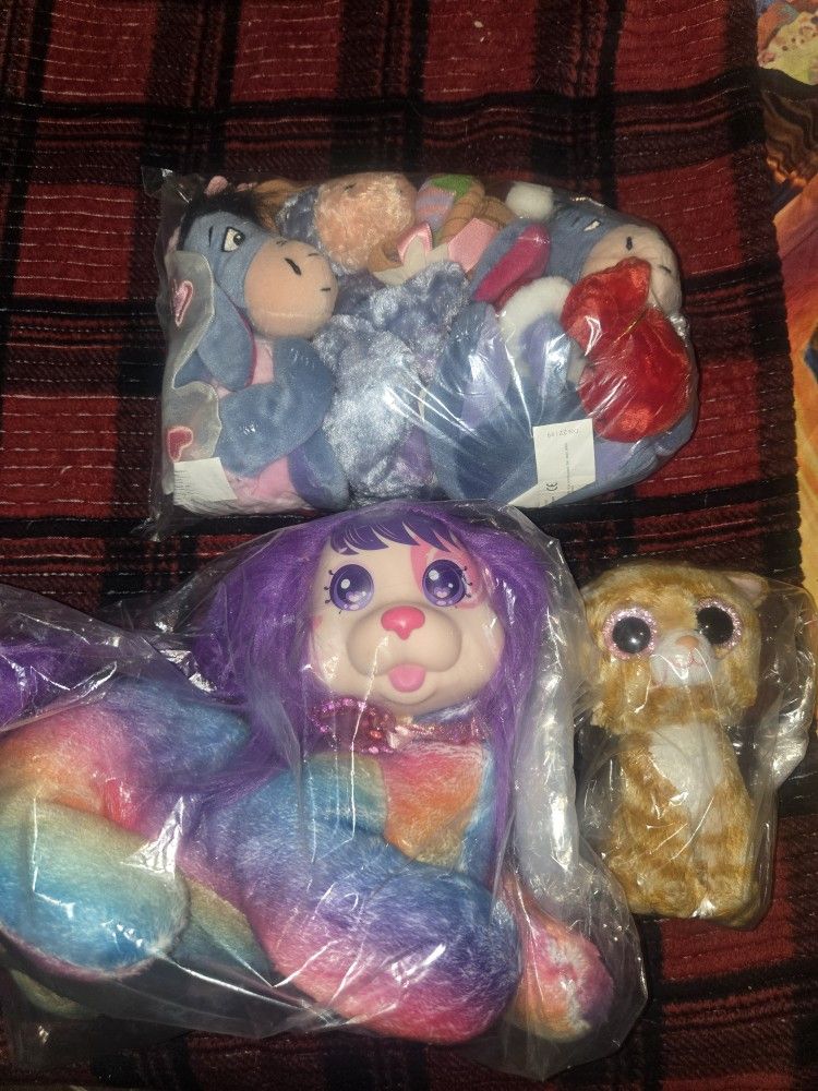 $25 pick up Brooklyn 

Cash or cashapp i take 

3 pack of plushie

Everything you see in pic you get