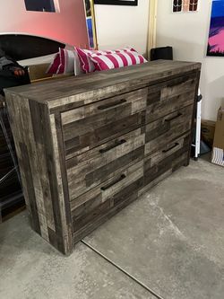 Ashley Furniture Derekson 6-Drawer Dresser