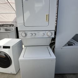 Whirlpool Laundry Washer And Dryer 24”W