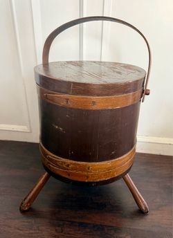 Decoration-wooden bucket