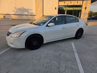 2011 NISSAN ALTIMA ....LOW MILES.