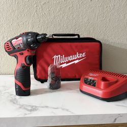Milwaukee 2401-22 M12 12-Volt Lithium-Ion 1/4 in. Hex Cordless Screwdriver Kit