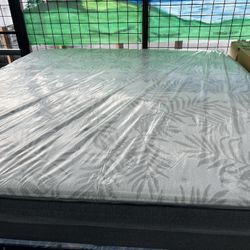 KING SIZE SEALY POSTUREPEDIC (FIRM) MATTRESS & BOX SPRINGS BED SET