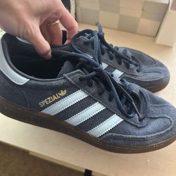 Size 6 Sambas 