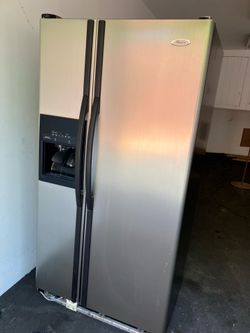 Refrigerator with water and ice dispenser