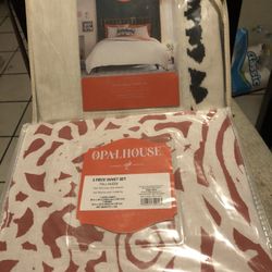 Full/queen size sheets Set $20 each all info about these items are on the pictures on this post