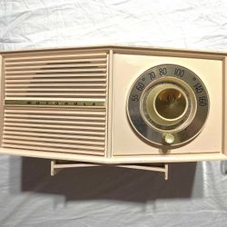 Vintage 1960 Motorola A2P Tube Radio