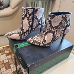 Ladies Black/Grey - Faux Snake Skin - Pointy Toe Booties Size 6.5 !