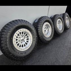 17" KMC rims w- 35x12.50R17 Ridgecrawler R/T tires
