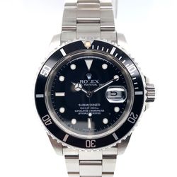 Rolex Submariner 🤙🏾⌚️ Pre-owned Rolex Submariner. Has a stainless steel 40mm case and oyster style bracelet. Features a unidirectional rotatable bez