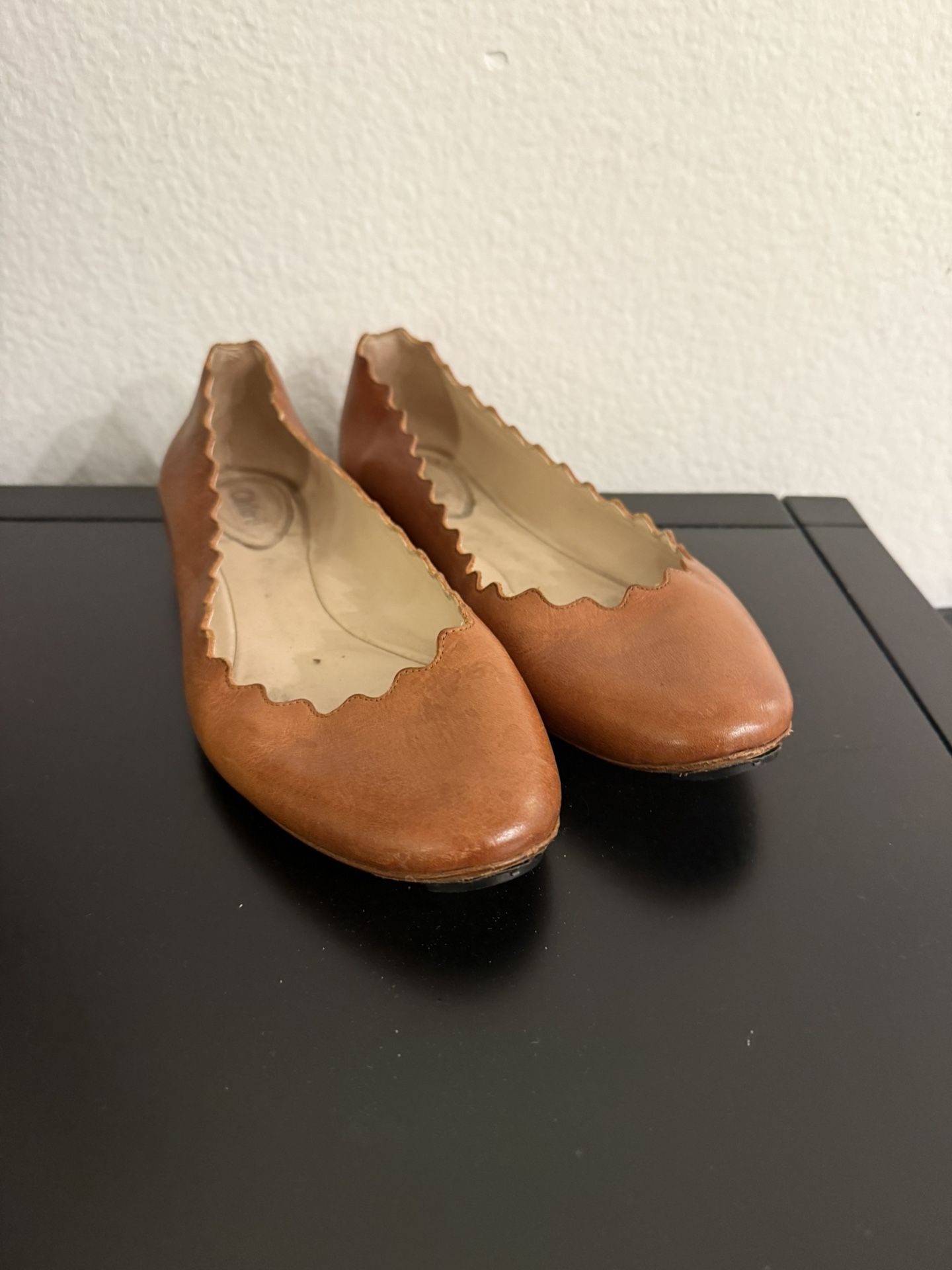 CHLOÉ Scalloped Edge Ballerina Flats in Tan, Size 37