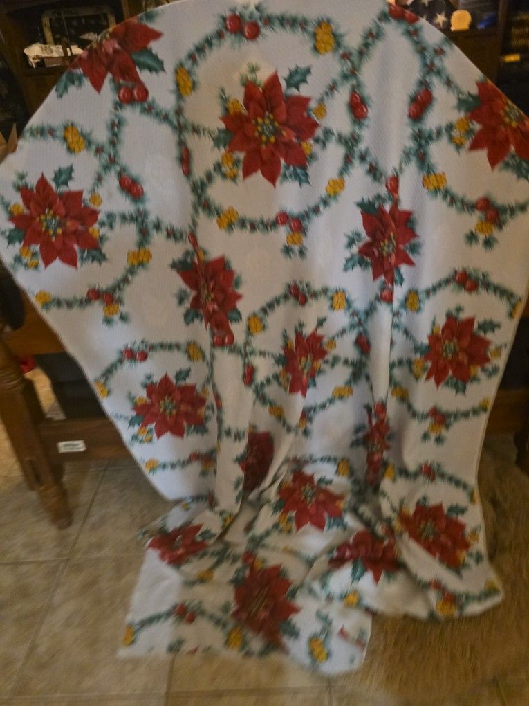 Vintage Beautiful LG Oblong Table Cloth