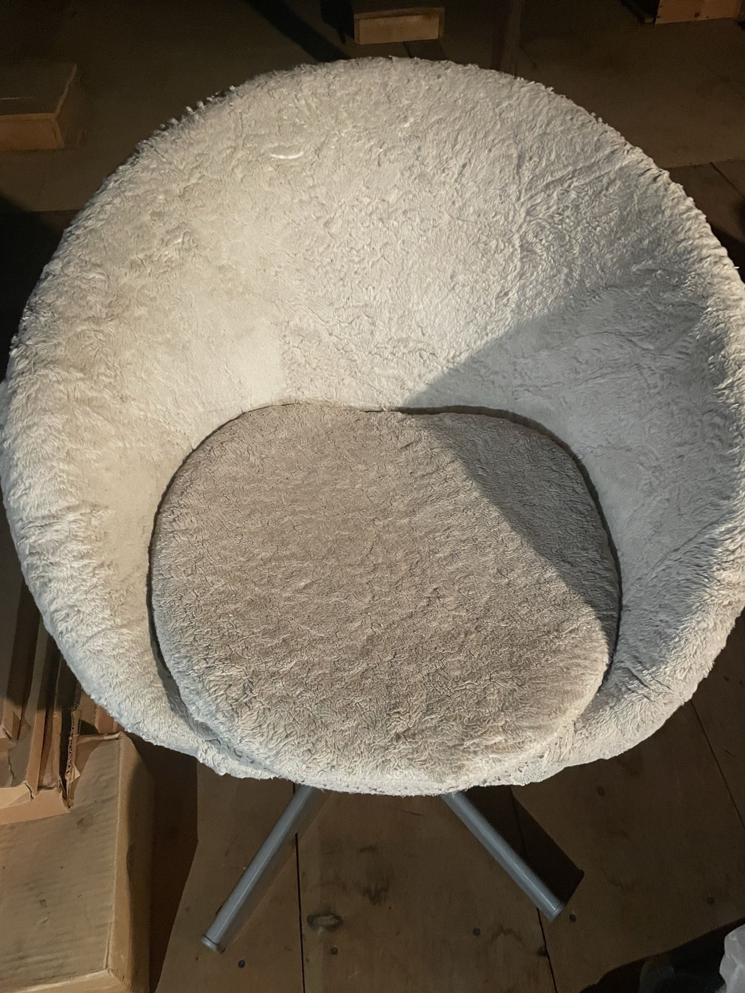 Comfortable Swirling Chair With A White Fuzzy Cover
