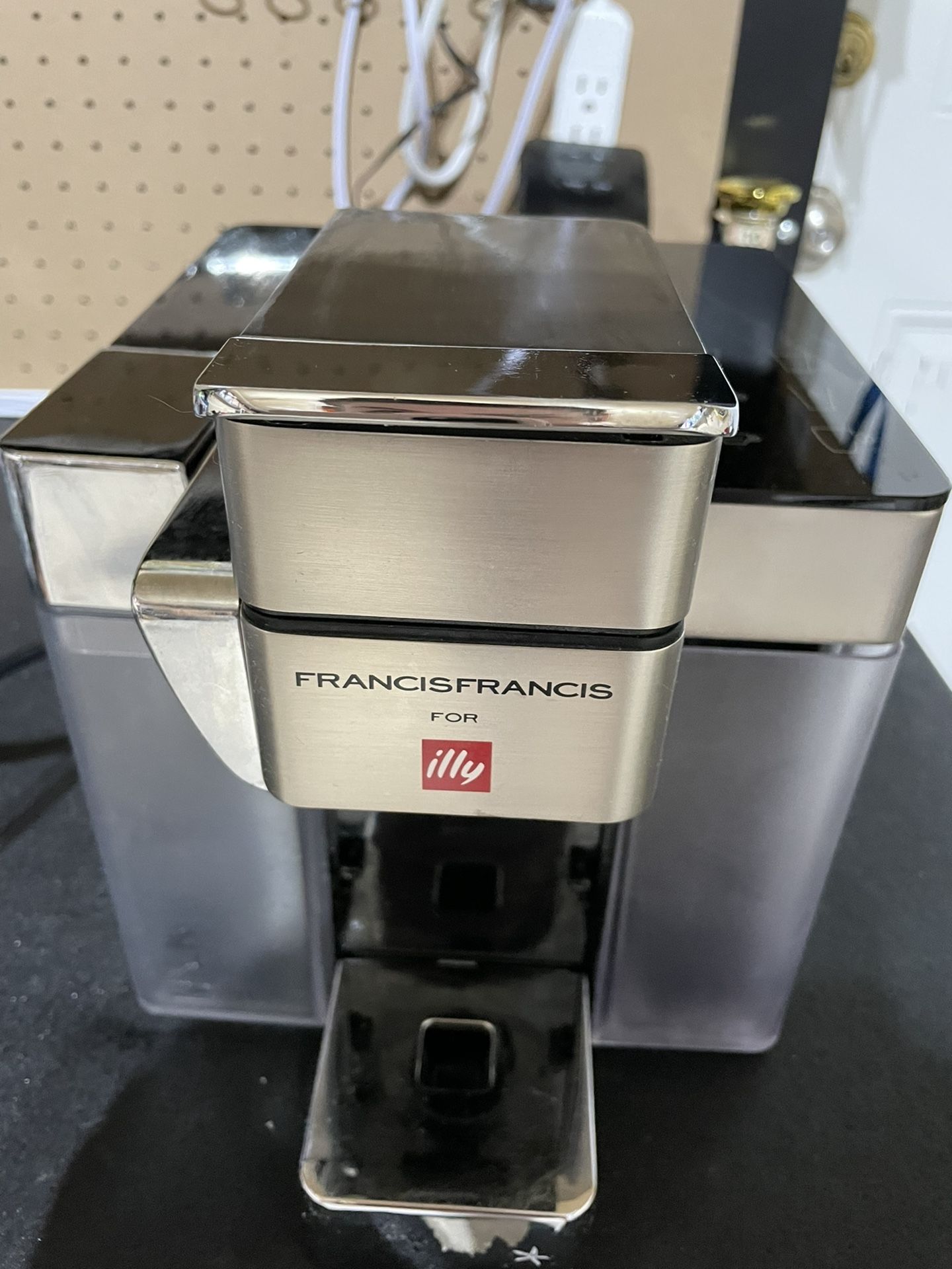 illy® Francis Francis Y5 Milk iper Espresso Machine in Satin