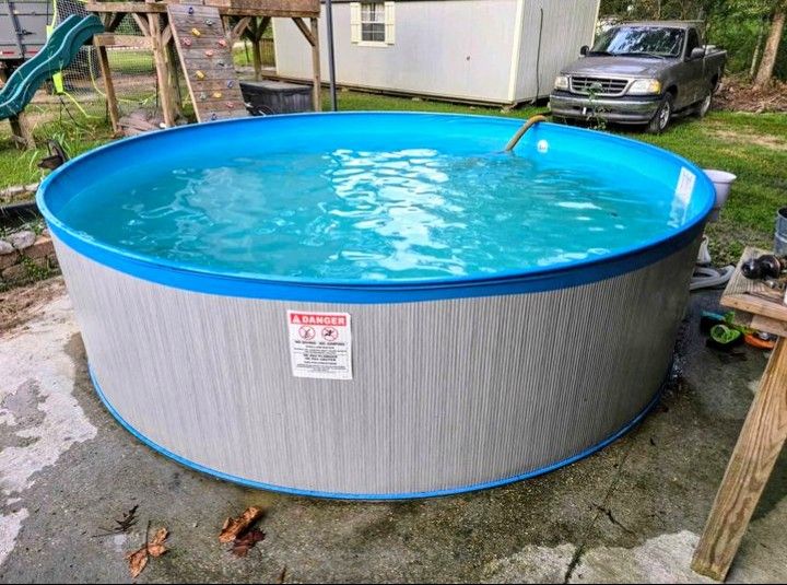 Pool with Pump & Ladder