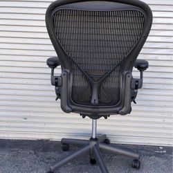 HERMAN MILLER CLASSIC AERON SIZE C FULLY LOADED CHAIR IN GREAT CONDITION ALL AROUND DELIVERY AVAILABLE FOR A FEE