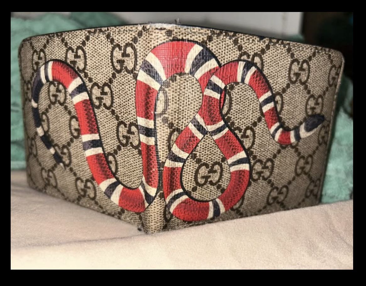 Authentic gucci Wallet. Se Habla Español.