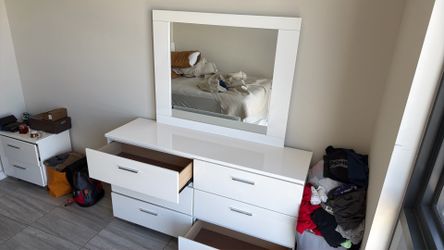 Very nice like new bed set ( bed, dresser, nightstand ) must go TODAY‼️‼️