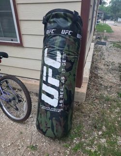 UFC punch/kickbag, has chains ready for you to hang