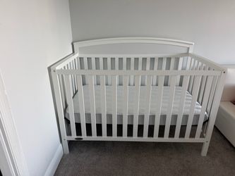 Graco White Wood Baby Crib with Mattress