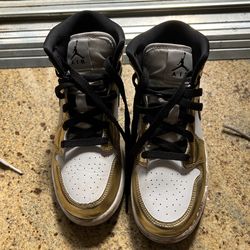 Boys Nike Jordan Black Gold & White Size 5y