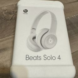 Beats Solo 4 BRAND NEW 