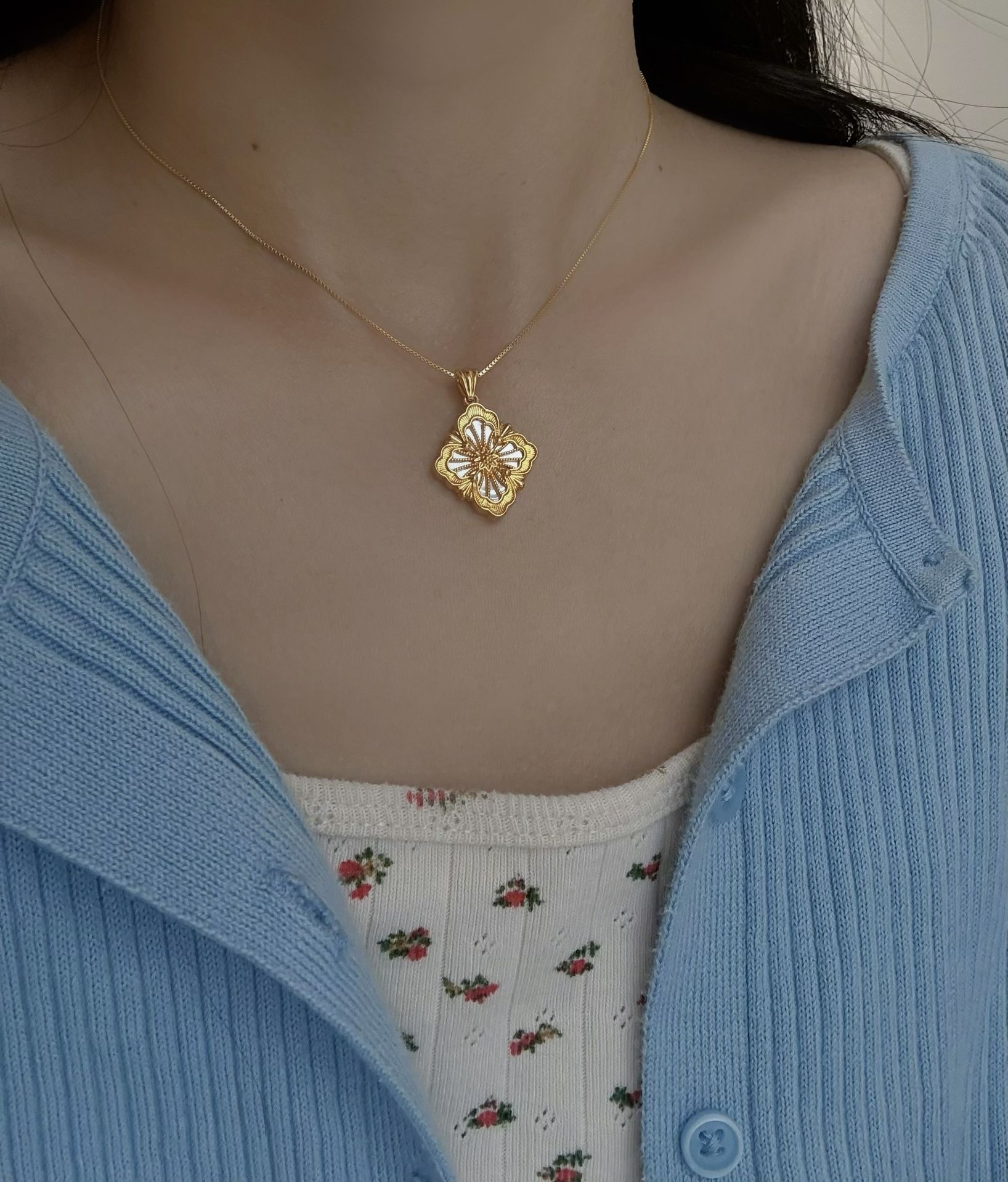 18K Gold Clover Mother of Pearl Pendent Charm