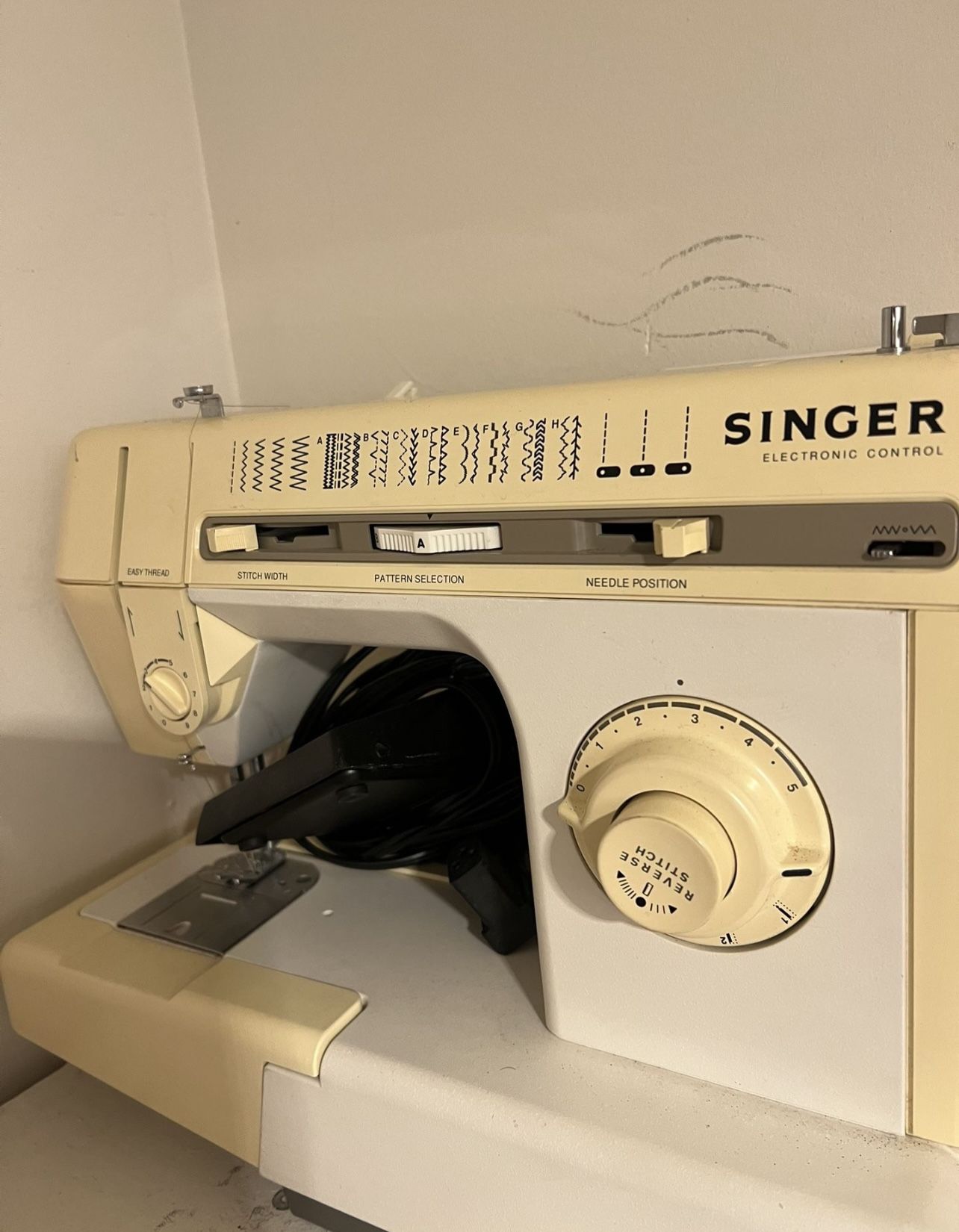 Singer Sewing Machine With Accessory