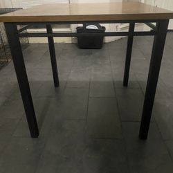 Dining Table And 4 Bar Stools 