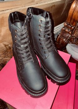 Women Boots Size 7 New!