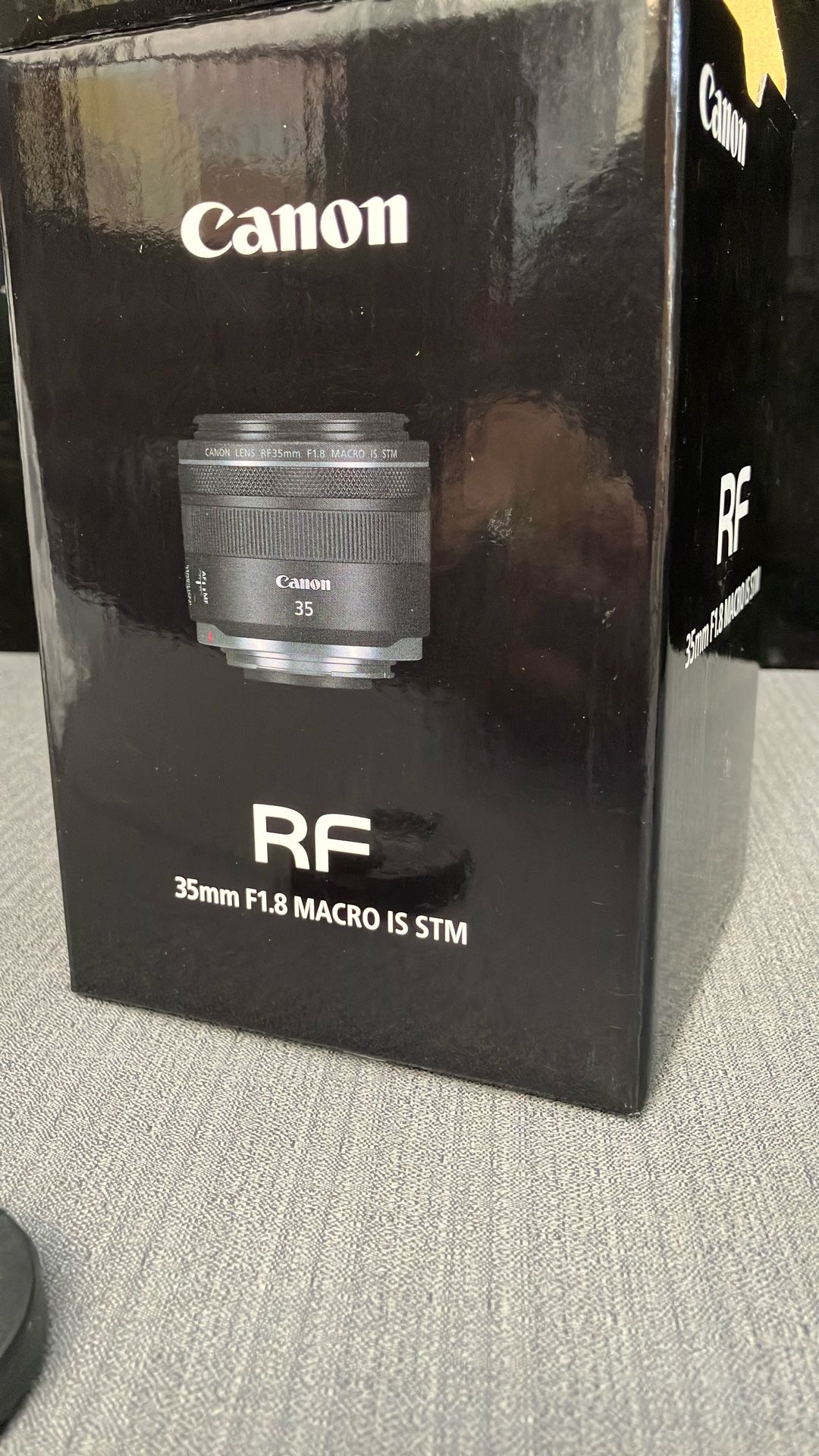 Canon RF 35mm f/1.8 Macro IS STM Lens