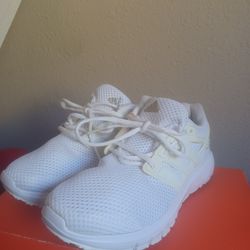 Men's Adidas tennis shoes size 10,5